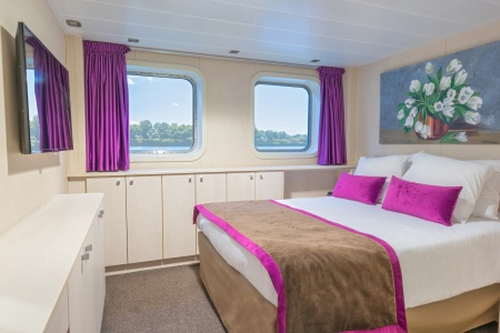 MAIN DECK 1 QUEEN BED CAT B
