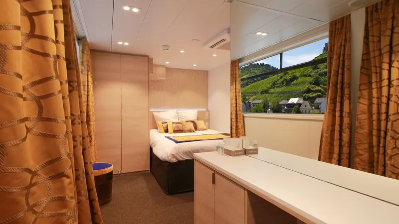 MAIN DECK 1 QUEEN BED SUITE CAT B