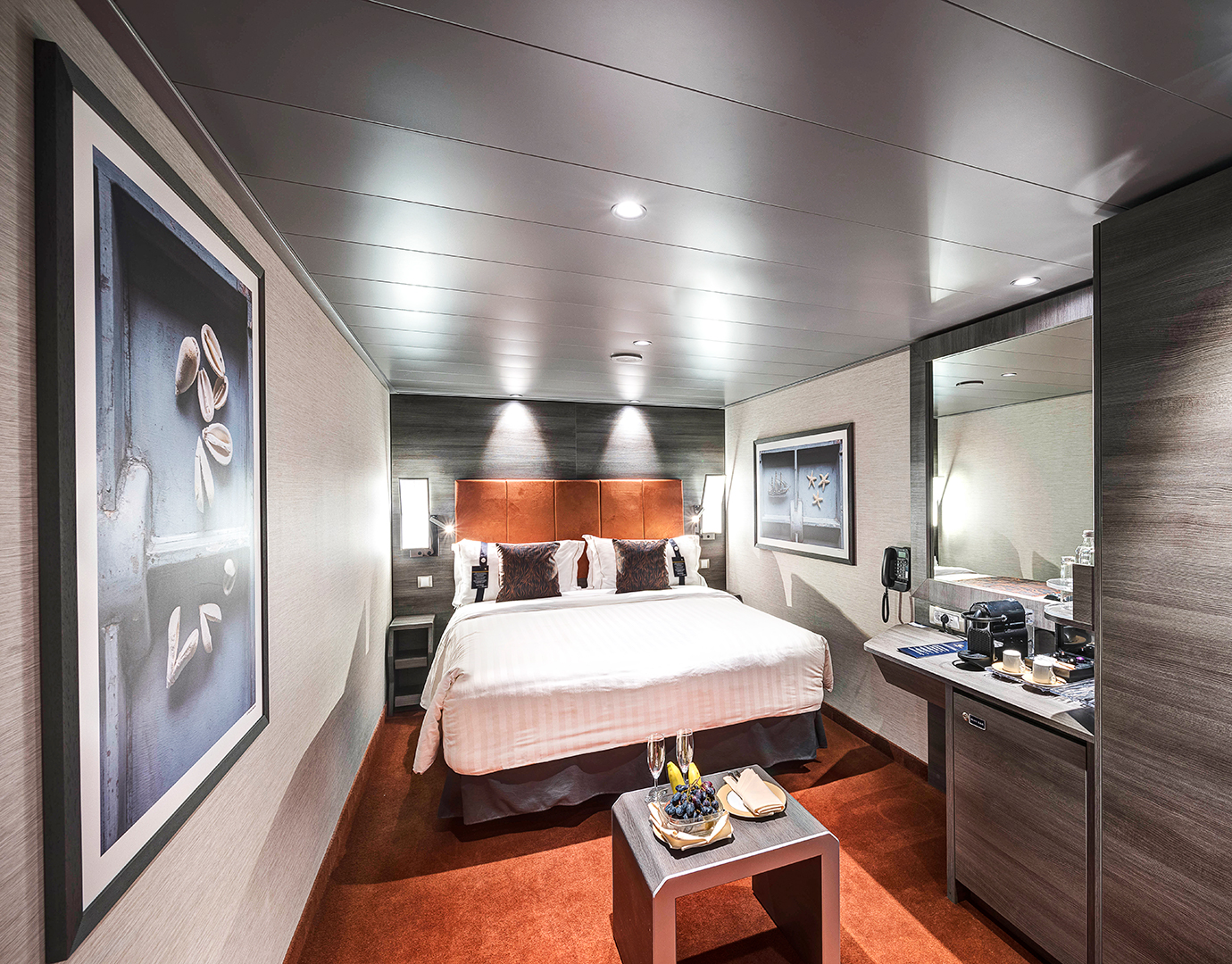 YACHT CLUB INTERIOR SUITE