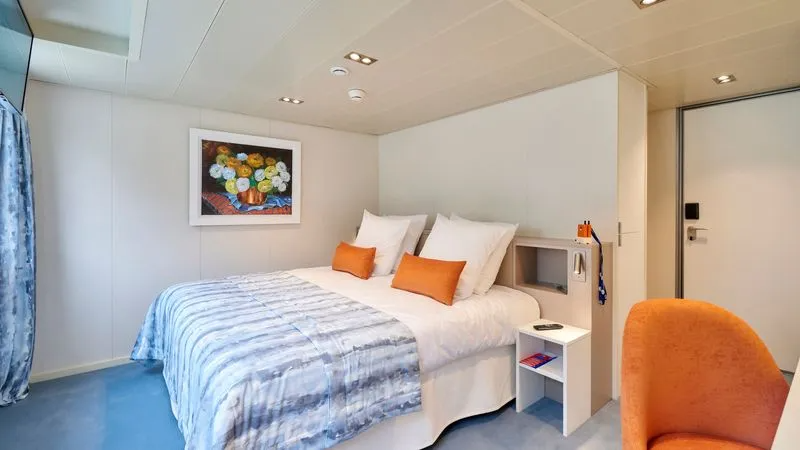 MAIN DECK 2 BEDS CAT B
