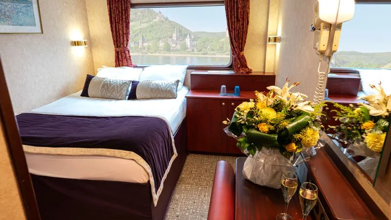 MAIN DECK 1 QUEEN BED CAT A