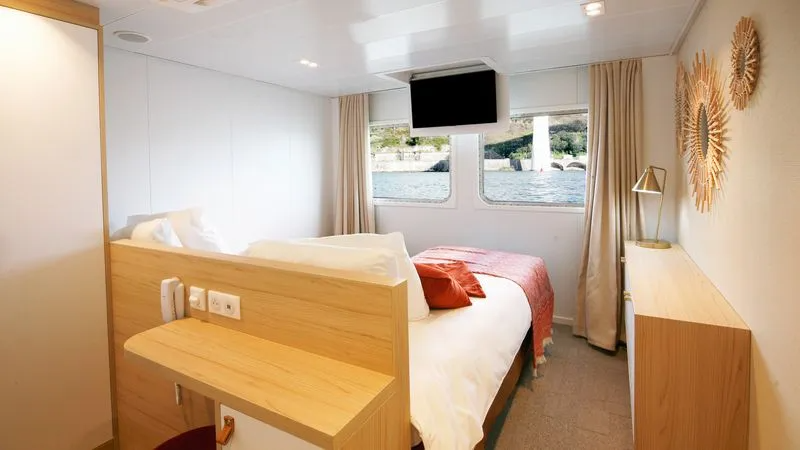 MAIN DECK 2 SEPARABLE BEDS CAT B