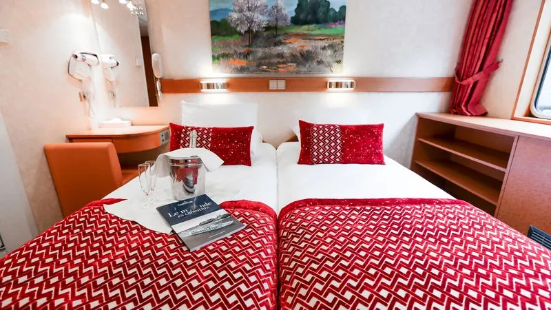 MAIN DECK 2 SEPARABLE BEDS CAT B