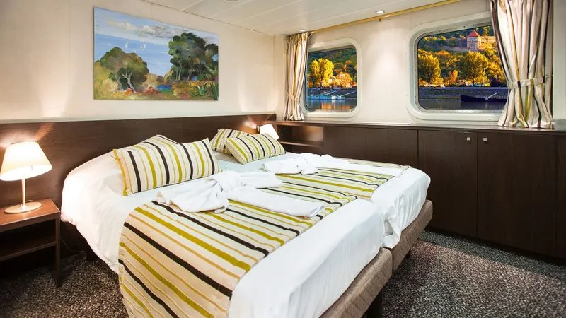 MAIN DECK 2 SEPARABLE BEDS CAT C