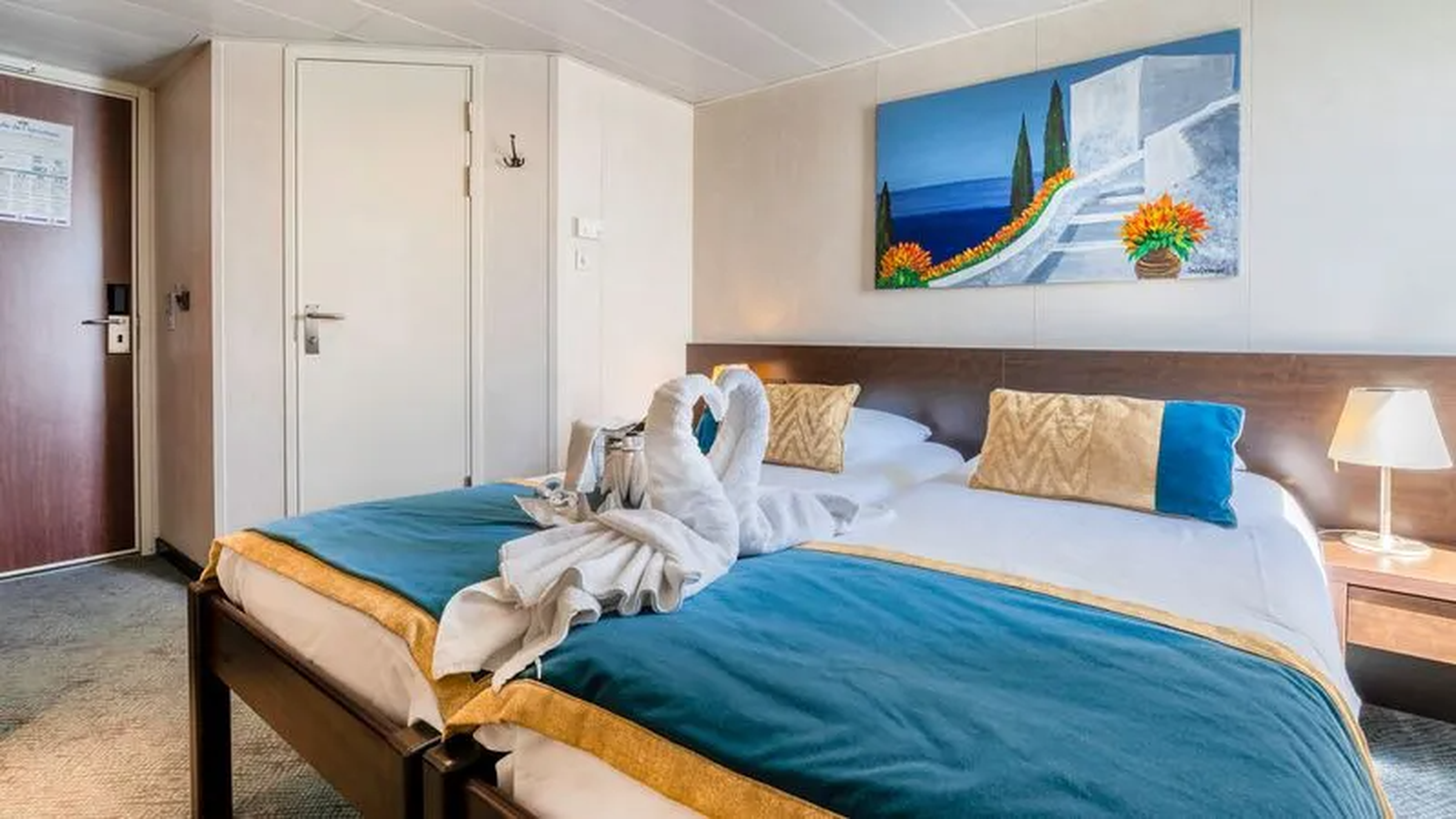 LOWER DECK 2 SEPARABLE BEDS-WINDOW CAT C
