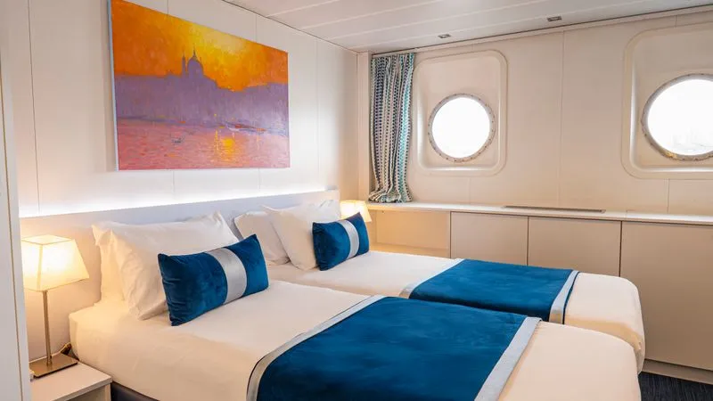 MAIN DECK 2 SEPARABLE BEDS CAT B