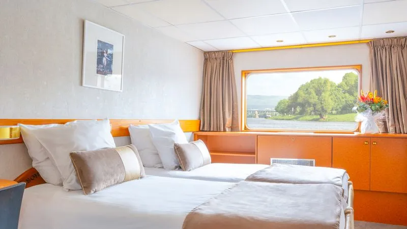 MAIN DECK 2 SEPARABLE BEDS CAT C