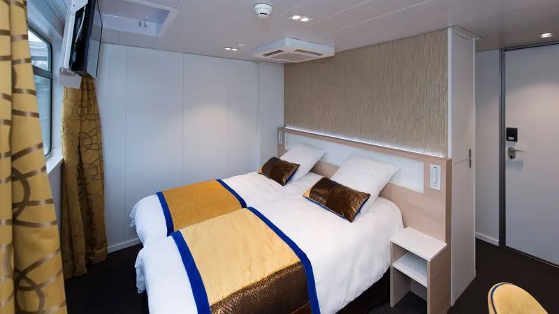 MAIN DECK 2 SEPARABLE BEDS CAT C