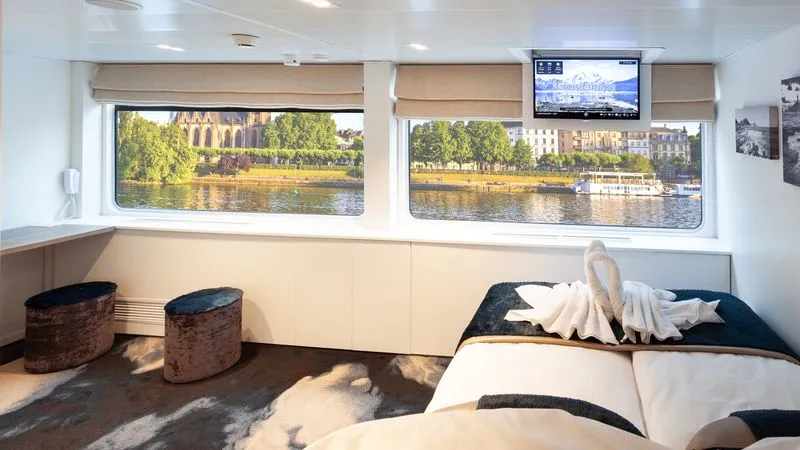 UPPER DECK 1 LARGE BED-PRM CAT B
