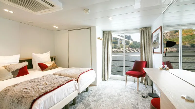 INTERMEDIATE DECK 2 BEDS SUITE CAT B