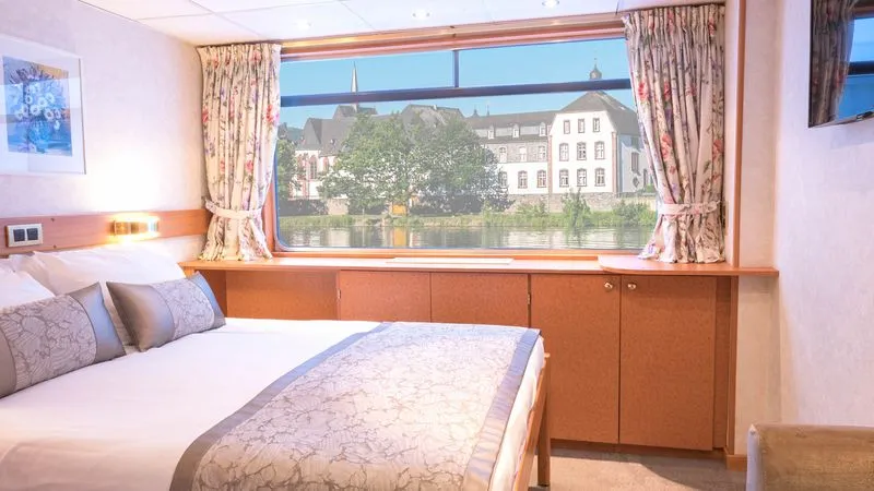 INTERMEDIATE DECK 1 LARGE BED-PRM CAT B