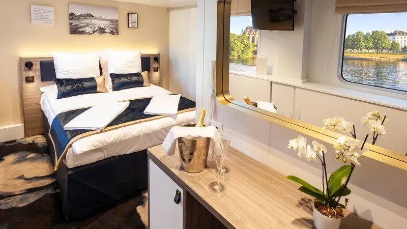 MAIN DECK 1 QUEEN BED CAT C