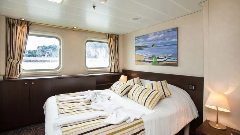 MAIN DECK 1 QUEEN BED CAT C