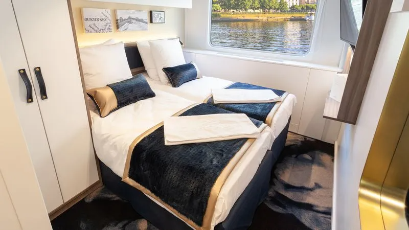 MAIN DECK 2 SEPARABLE BEDS CAT C