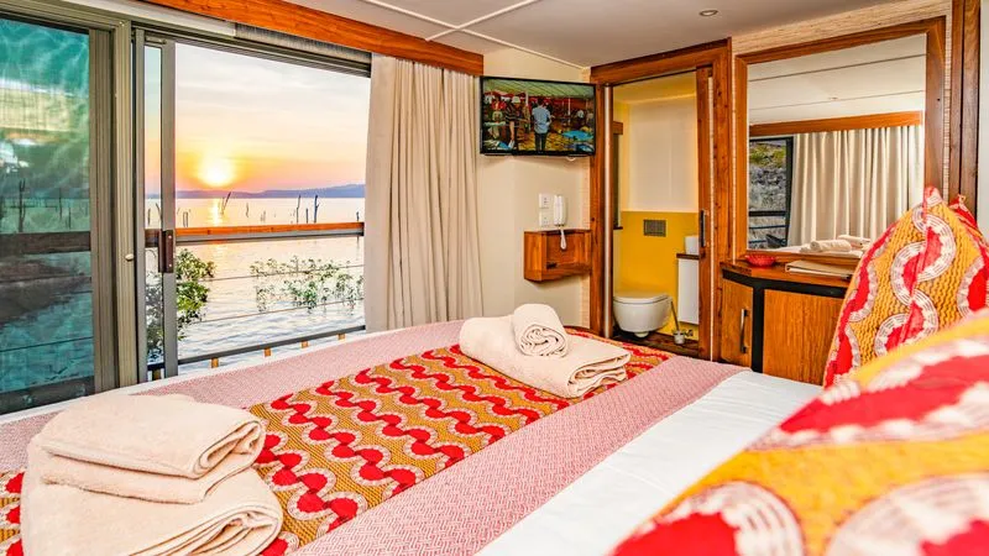 Main deck with 1 extra child's bed (150cm x 80cm)