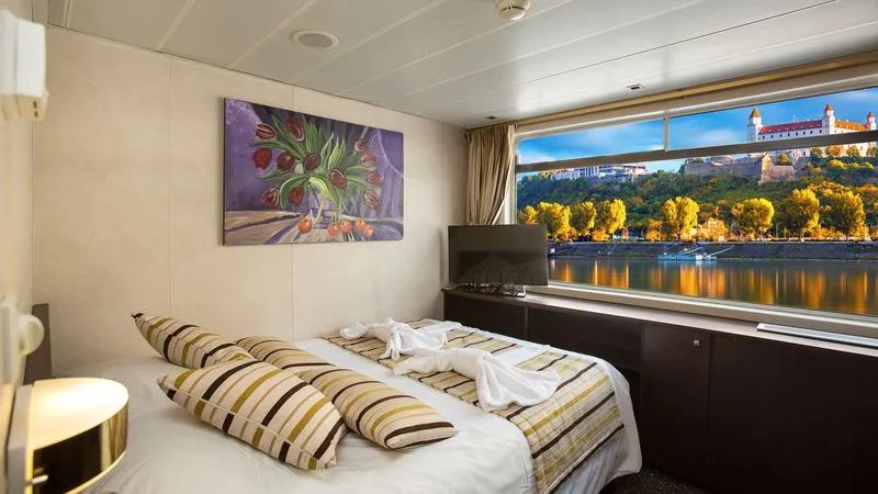 INTERMEDIATE DECK 1 LARGE BED-PRM CAT C