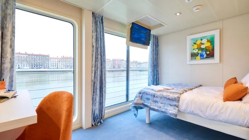 UPPER DECK 1 LARGE BED-PRM CAT B