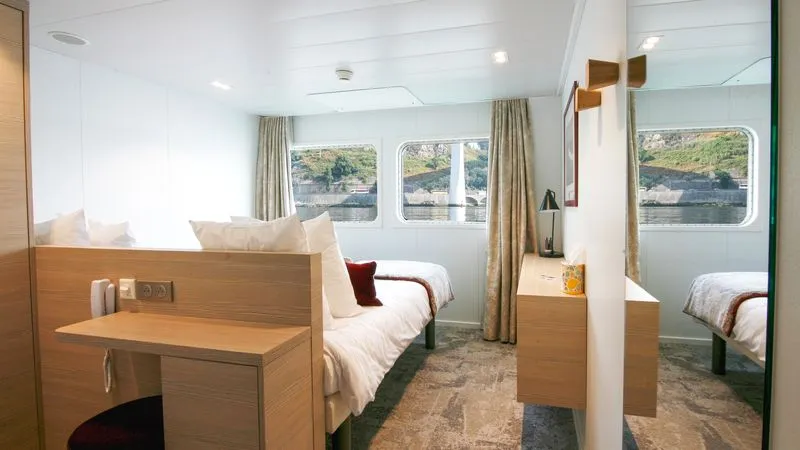 MAIN DECK 2 SEPARABLE BEDS CAT B