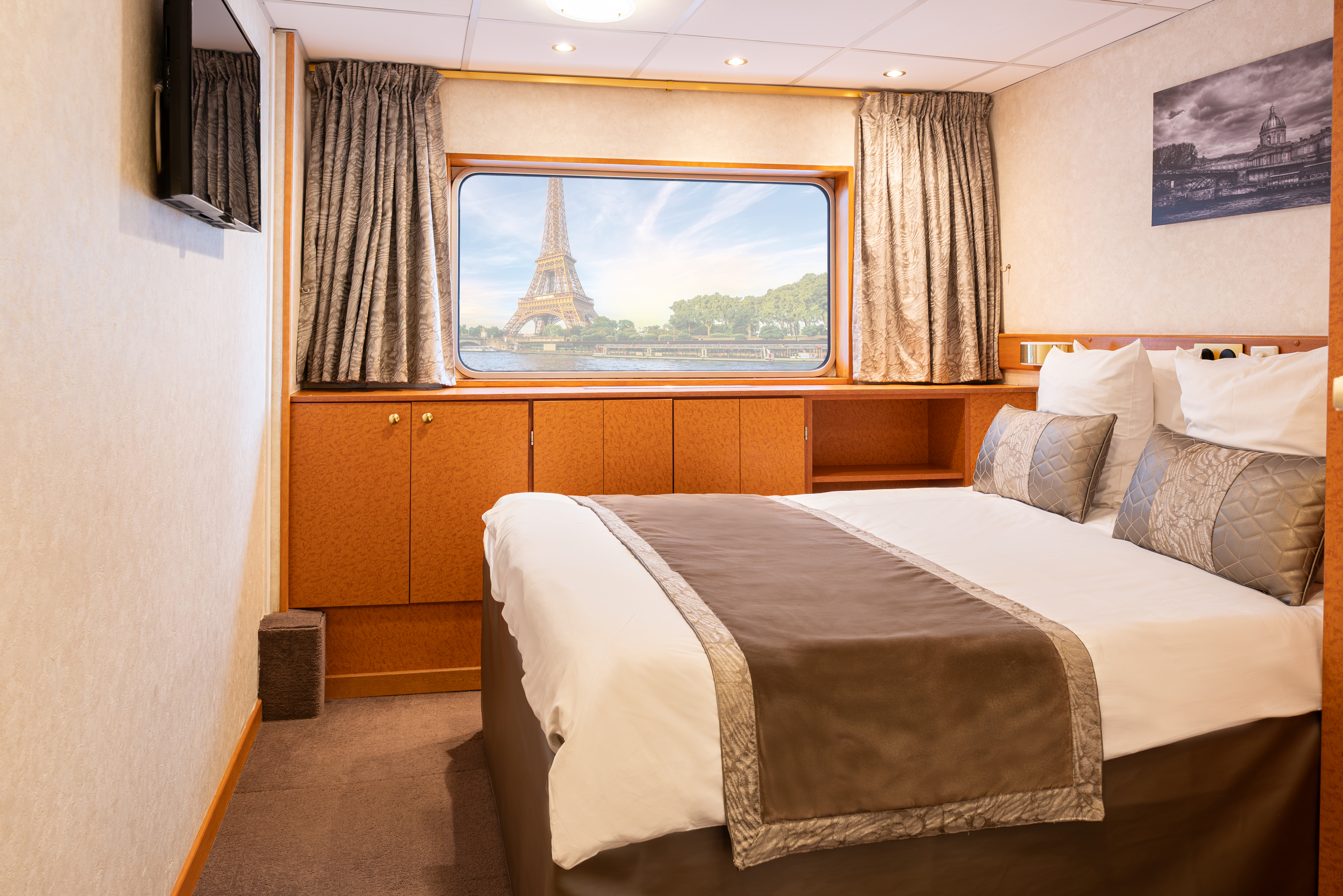 MAIN DECK 1 QUEEN BED CAT C