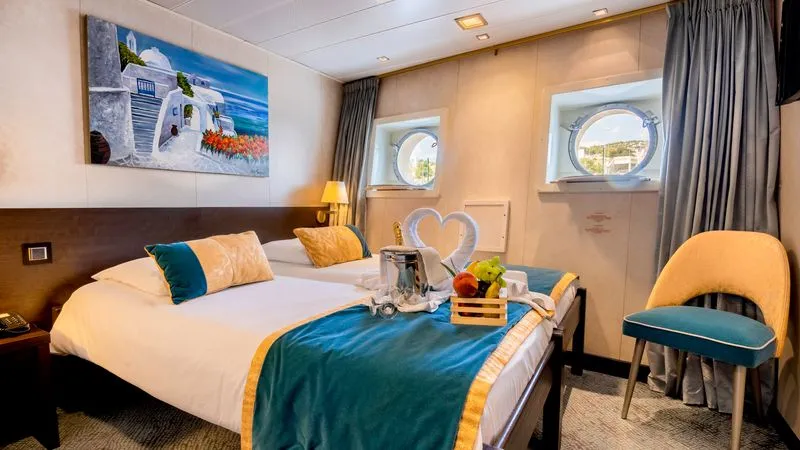 MAIN DECK 2 SEPARABLE BEDS-WINDOW CAT C
