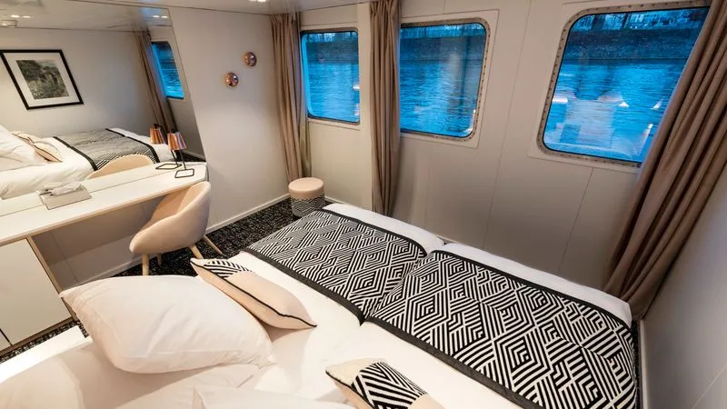 MAIN DECK 2 SEPARABLE BEDS CAT C