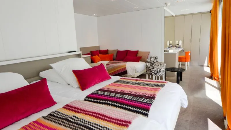 UPPER DECK 2 BEDS SUITE CAT B