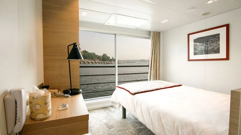 INTERMEDIATE DECK 1 LARGE BED-PRM CAT B