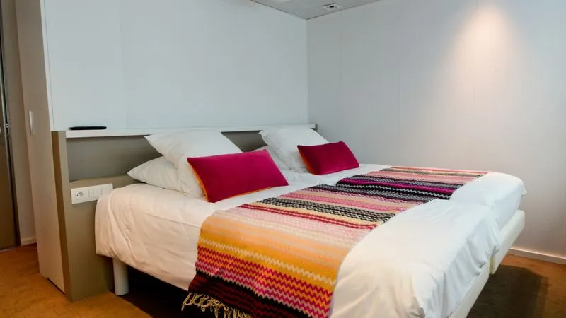MAIN DECK 1 QUEEN BED SUITE CAT B