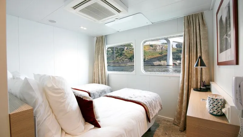 MAIN DECK 2 SEPARABLE BEDS CAT C