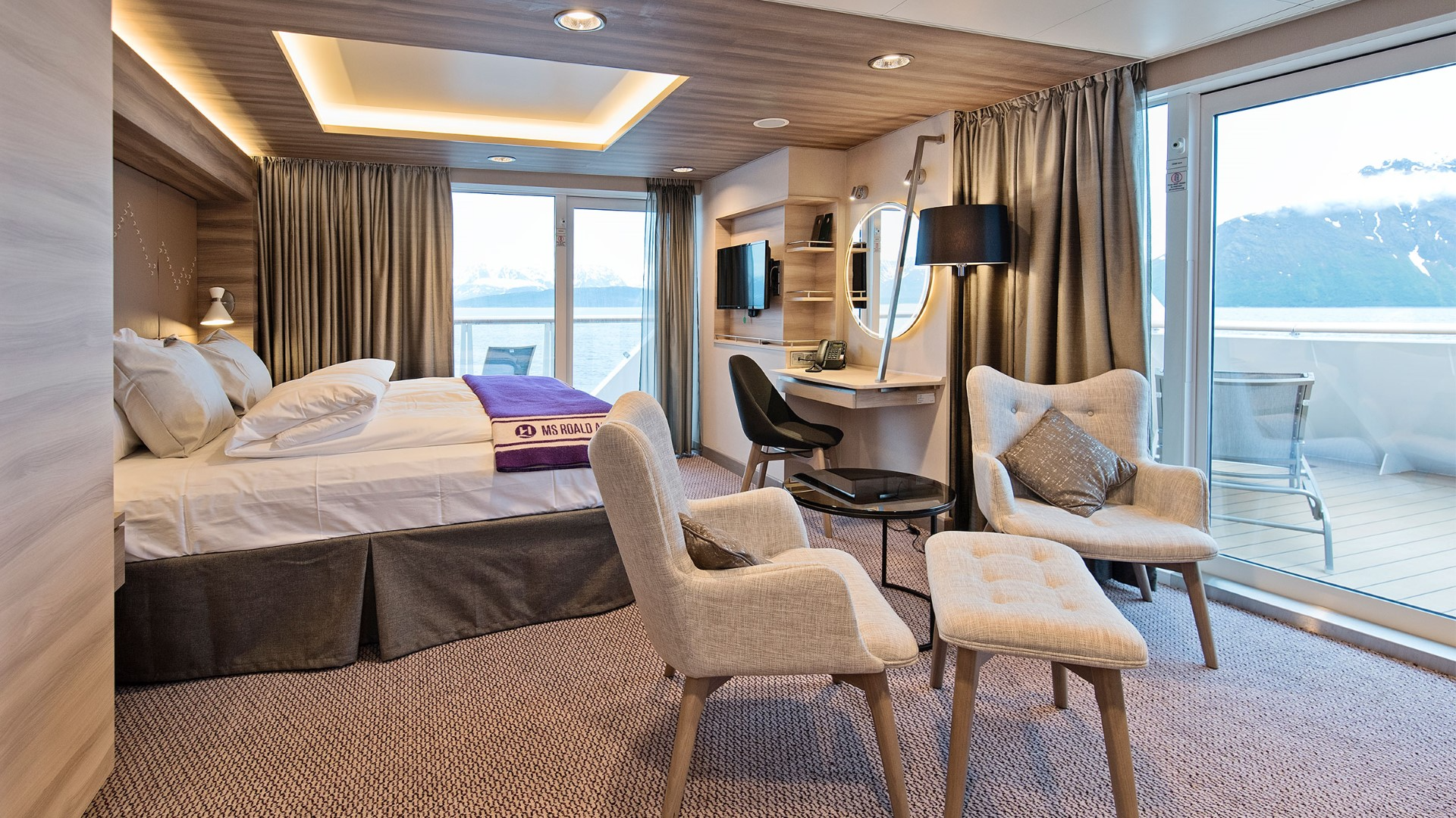 Expedition Corner Suite cabin
