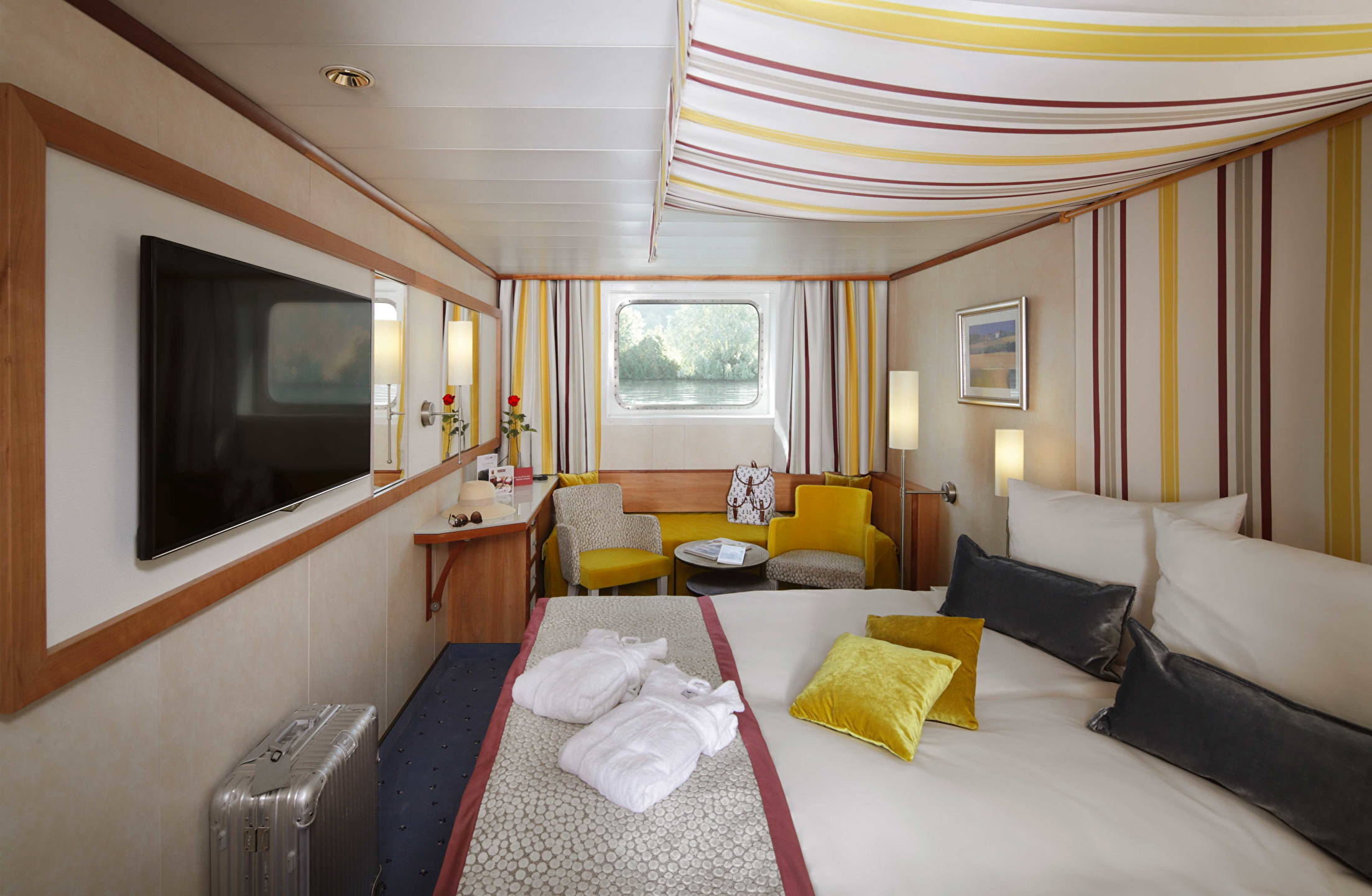 2-bed outside cabin with extra bed cabin