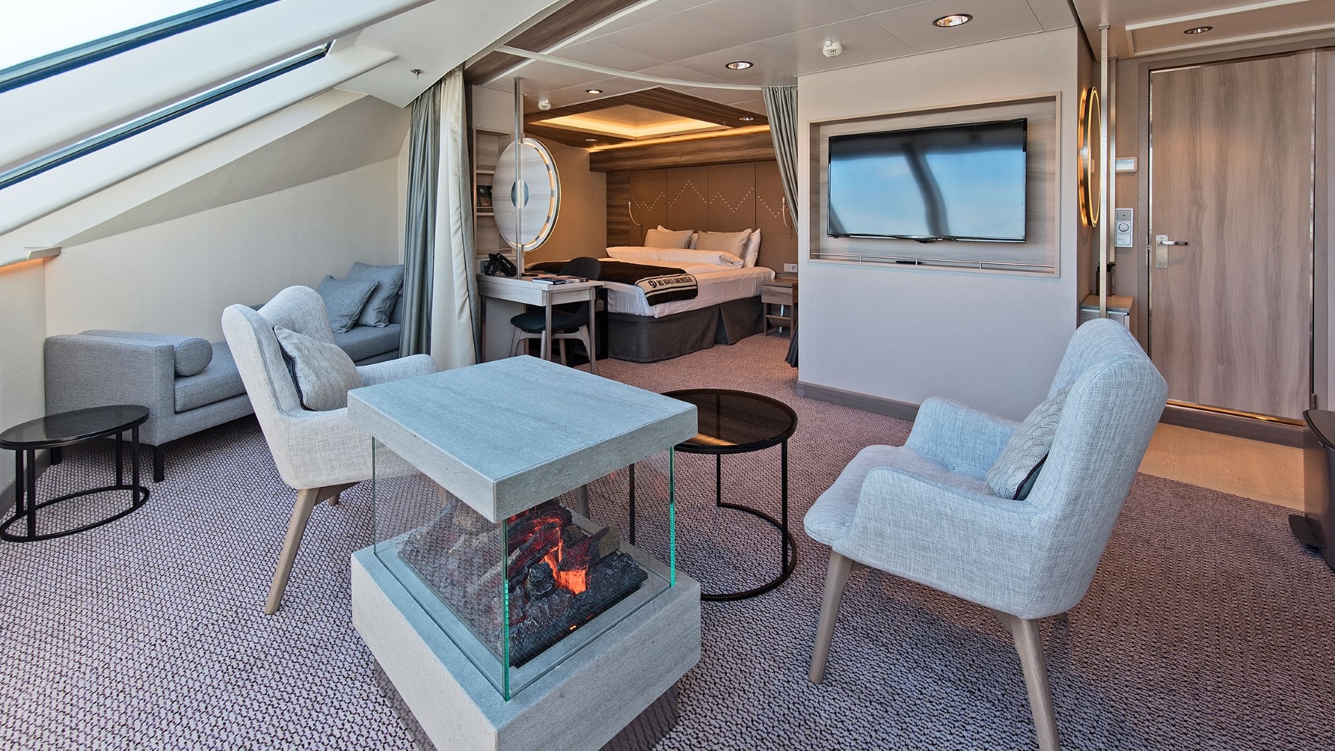 Expedition Corner Suite cabin