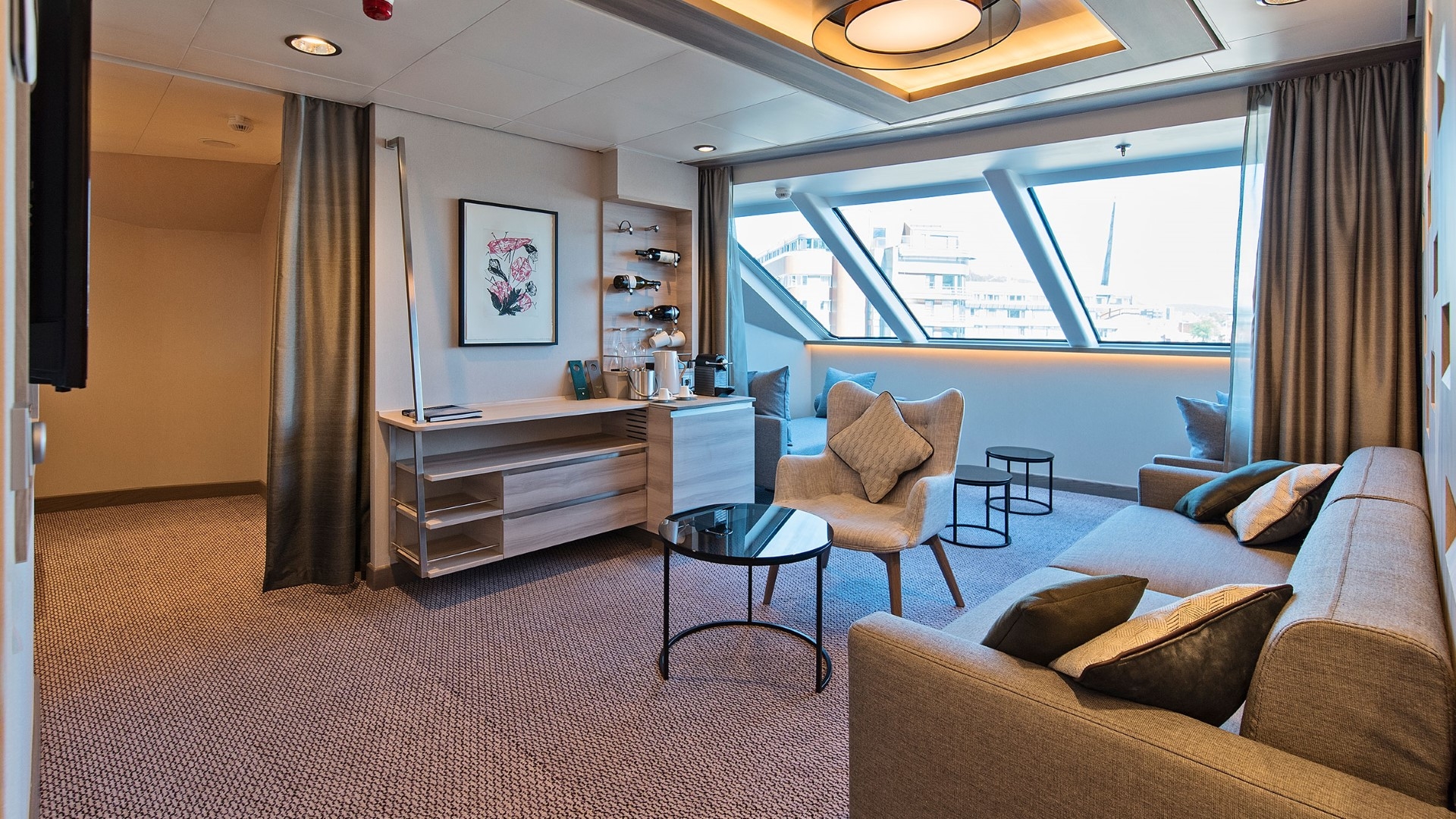 Expedition Large Suite with balcony cabin