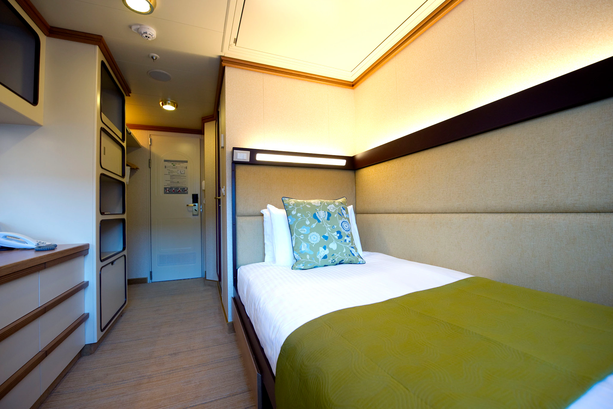 Outside/Oceanview RC cabin