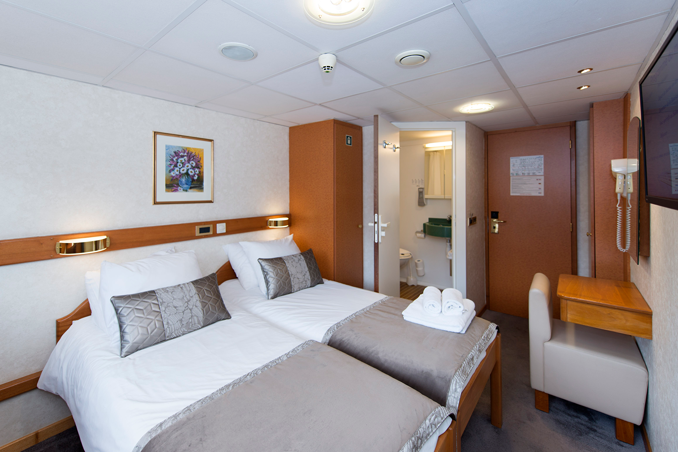 MAIN DECK 2 SEPARABLE BEDS CAT A cabin