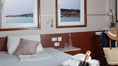 Picture Window Cabin - Double Only