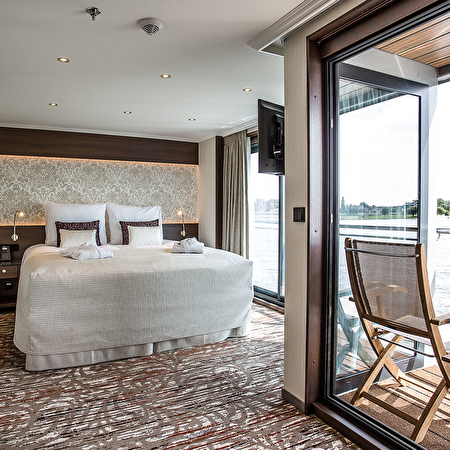 Diamond Deck (Upper) - Deluxe Balcony Suite S/O