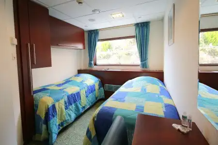 MAIN DECK 2 BEDS CAT A