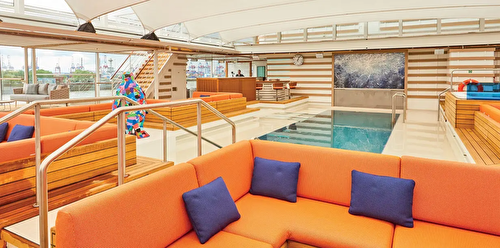 Pool area/bar