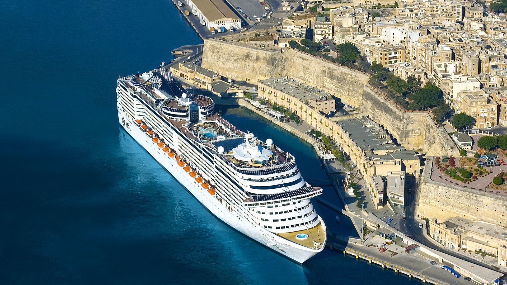 MSC Splendida i havn på Malta