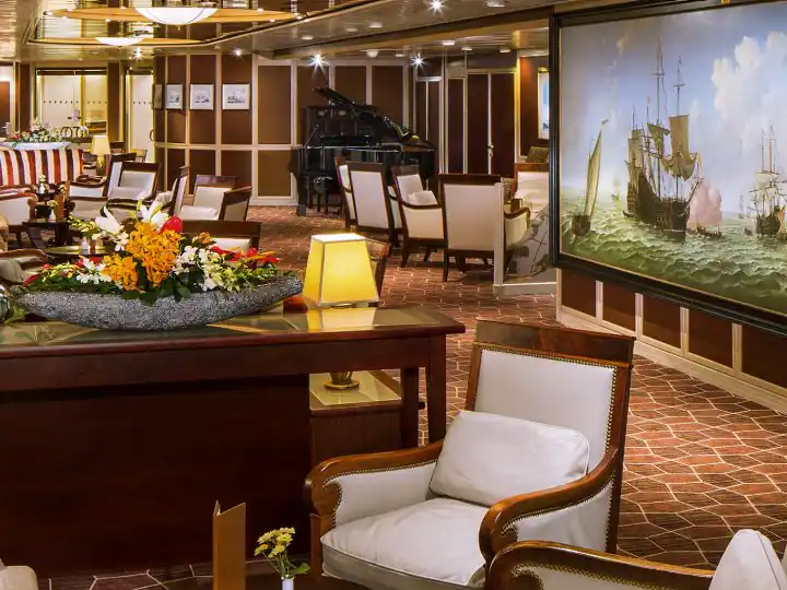 explorer-s-lounge
