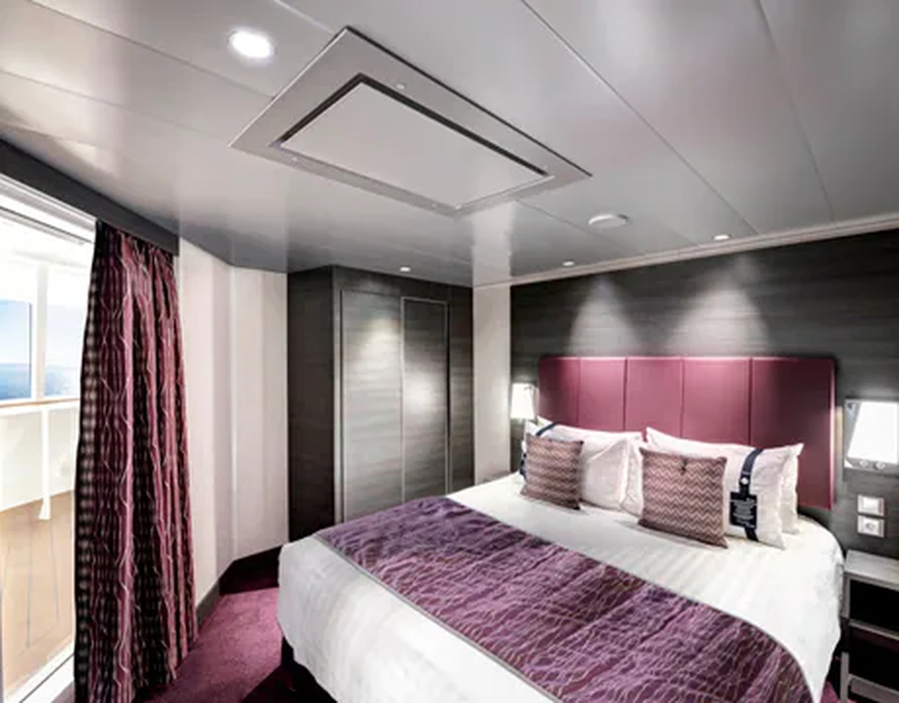 vi_grand_suite_with_terrace_and_whirlpool_sxj_tile_desk
